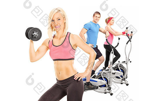 三名运动员使用健身器材锻炼
