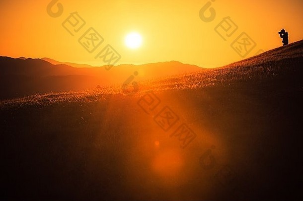 自然旅行摄影师山风景优美的日落北部加州景观