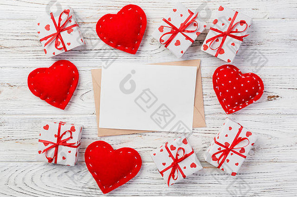 信封邮件红色的心礼物盒子白色木背景情人节一天卡爱婚礼问候概念