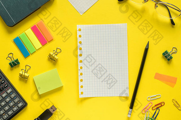 业务平躺复制空间计算器铅笔记事本咖啡眼镜色彩斑斓的黄色的背景