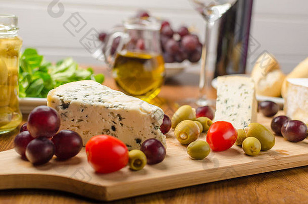 美味的蓝色的奶酪橄榄葡萄沙拉酒橄榄石油baquettes