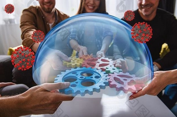 商业团队将2019冠状病毒疾病的玻璃球连接起来。启动、整合和伙伴关系的概念