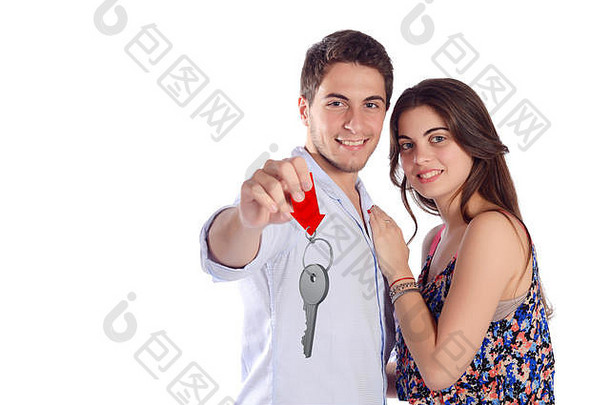 一对年轻漂亮的夫妇拿着新房子钥匙的画像。孤立的白色背景。