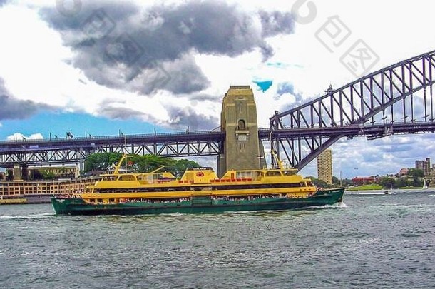 澳大利亚新南威尔士州<strong>悉尼</strong>海港大桥附近的渡轮