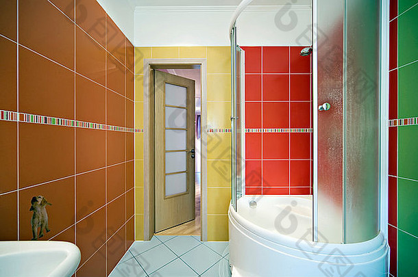 现代浴室室内淋浴小屋镜子水槽垂直在室内浴室首页室内浴缸当代奢侈品地板上