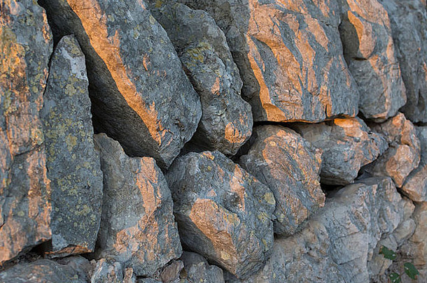 岩石墙下午的阳光。马洛卡，巴利阿里群岛，西班牙。