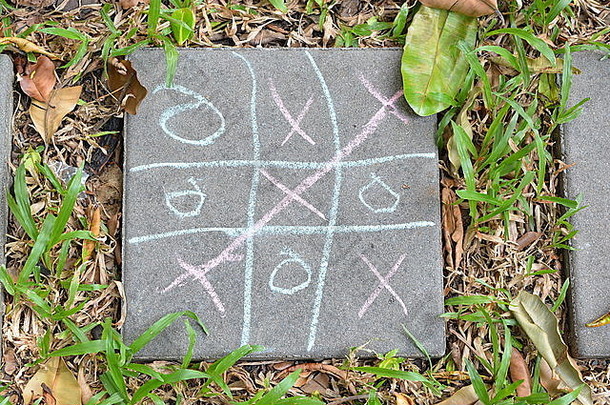 花园瓷砖上的井字游戏。