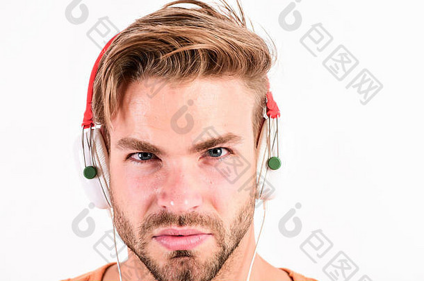 商店商店音乐的附件小工具享受完美的音乐声音耳机出售折扣男人。的家伙听音乐耳机白色背景音乐风扇概念现代技术买音乐小工具