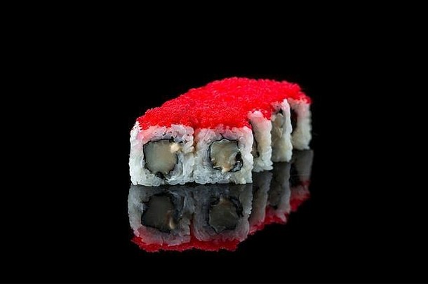 黑色背景反射上的寿司卷。日本菜。闭合。
