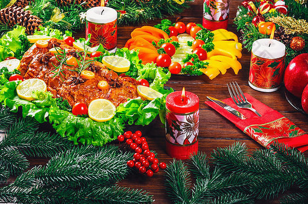 圣诞餐桌晚餐时间，烤肉装饰成圣诞风格，酒杯香槟。背景感恩节