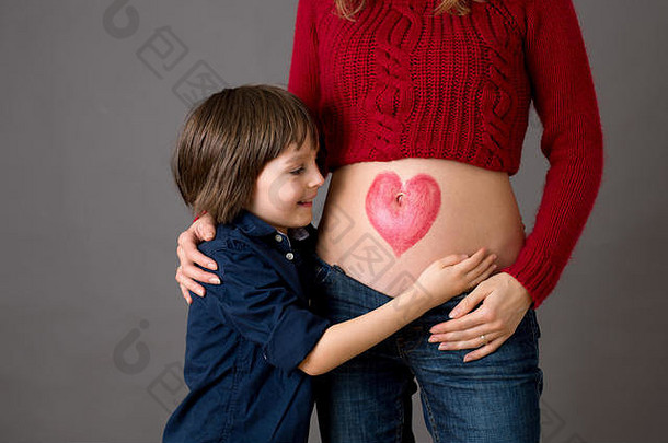 美丽的学前教育孩子拥抱怀孕了妈妈幸福的期待大哥哥红色的心画母亲肚子孩子接吻