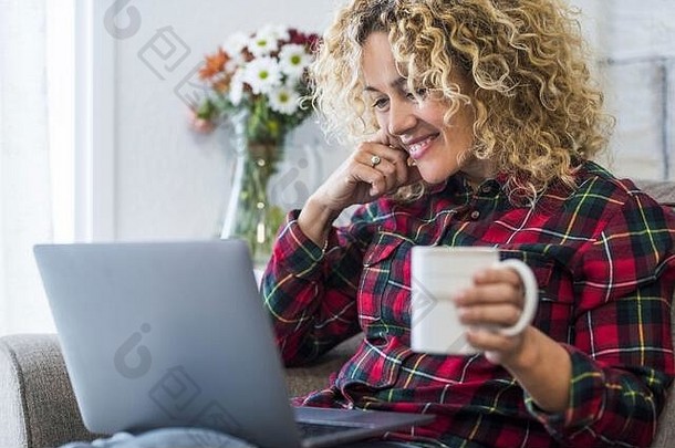 放松成人女人首页封锁科维德检疫移动PC电脑互联网技术连接朋友父母享受