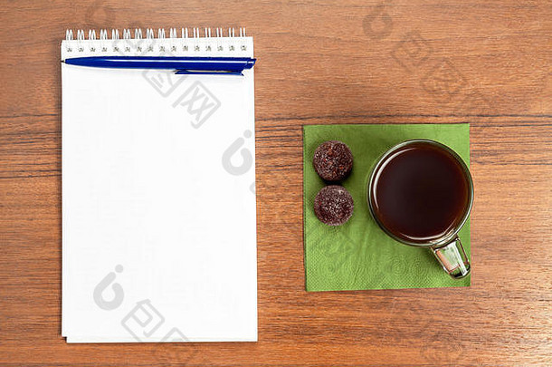 杯咖啡笔记本木桌子上前视图