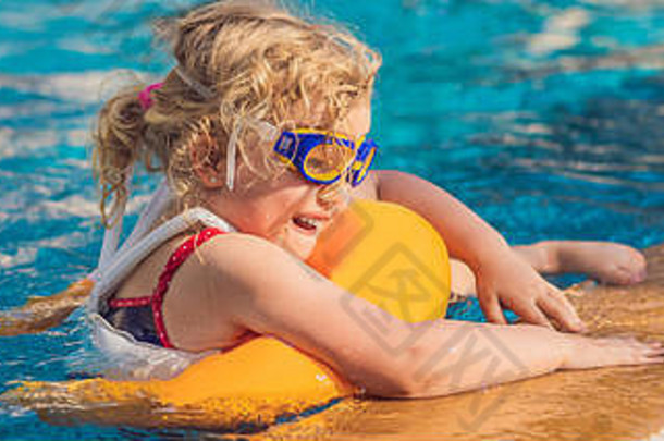 游泳池上的活动，女孩在水中游泳和玩耍，快乐和夏日横幅，长格式