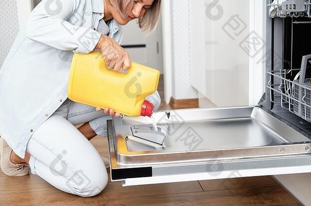 女人对于粉洗碗机盒子洗碗机脏菜洗菜厨房