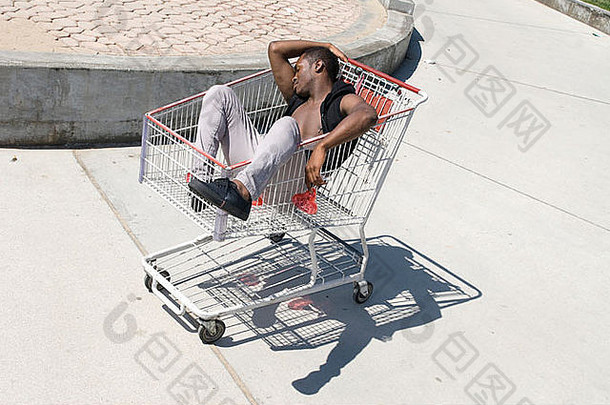 一位非裔美国人在过度<strong>狂欢</strong>后在<strong>购</strong>物车中昏倒。
