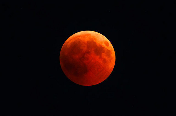 夜晚的满月。火星的月亮变成了红色。月全食。天文背景。