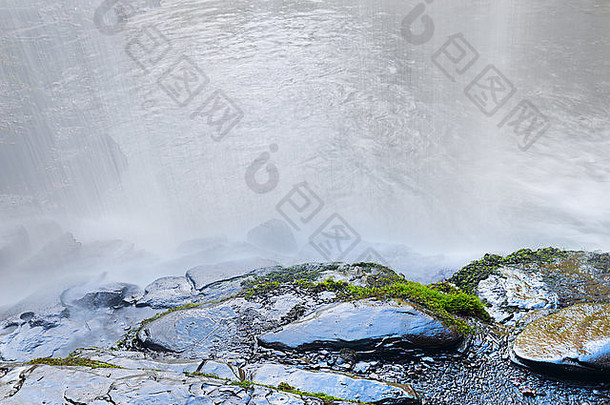英国威尔士Brecon Beacons的Sgwd yr Eira瀑布图片