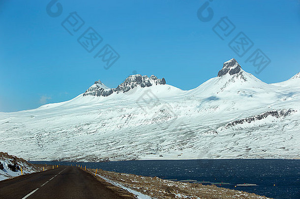 冰岛春季环城公路，以火山山景观为背景