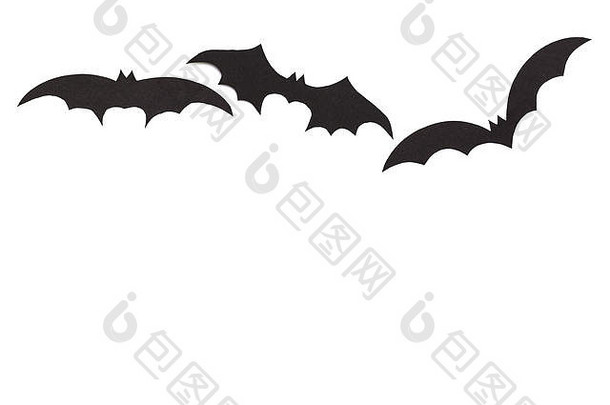 万圣节前夕，用黑纸雕刻的易挥发蝙蝠的剪影被隔离在白色的地板上