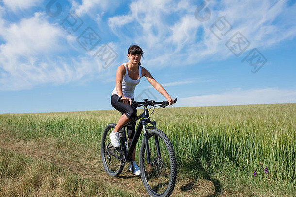 草地上风景优美的<strong>运动</strong>自行车女子