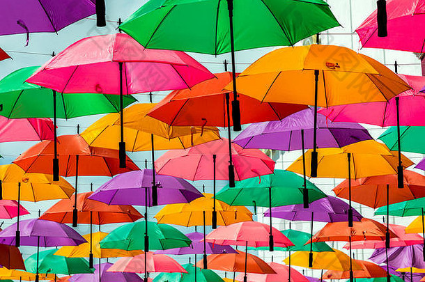 明亮彩色的雨伞提供阴影户外购物广场市中心paz)低加州墨西哥