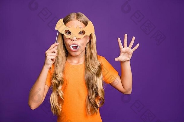 小吸血鬼女士扮演超自然生物角色的照片万圣节主题派对手持蝙蝠纸棒面具穿着橙色t恤隔离紫色
