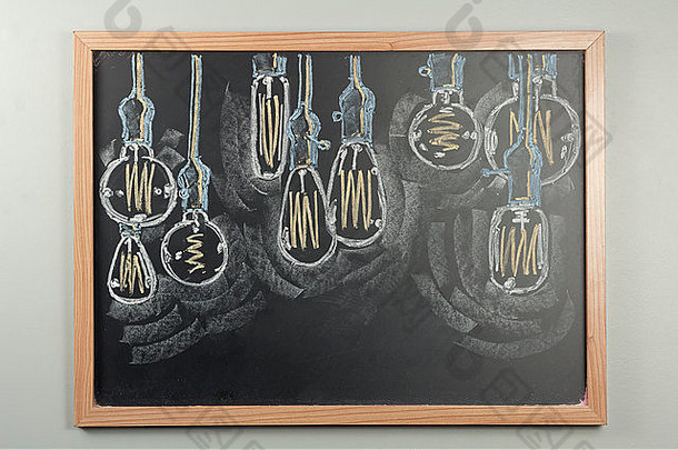 黑板上绘制的各种爱迪生风格的古董灯泡