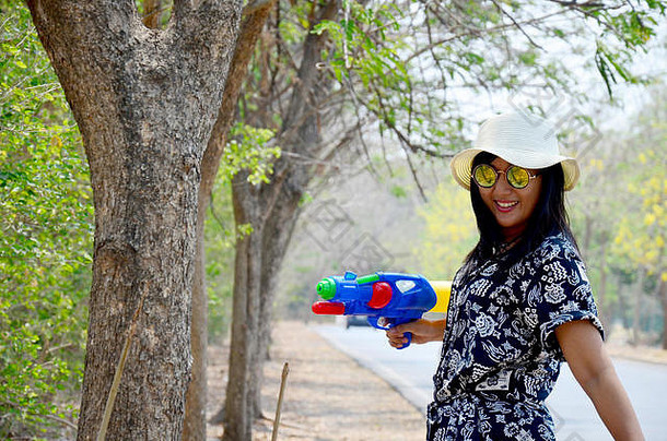 <strong>泰国</strong>妇女肖像画和玩水玩具在户外等待加入泼水节是在一个传统的新年i庆祝