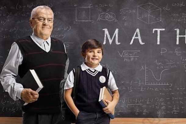 一名小学生和一名上了年纪的<strong>男老师</strong>在黑板前摆姿势，写着数学课文