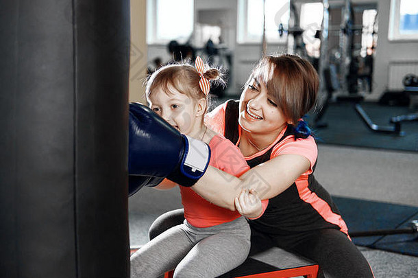 妈妈和女儿一起在健身房学拳击