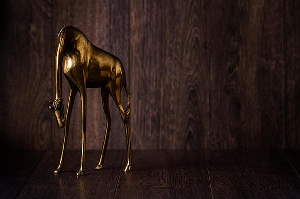 装饰长颈鹿黄铜雕像棕色（的）背景