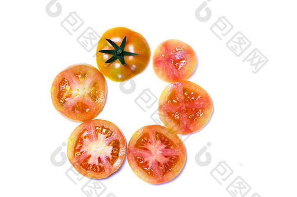 红色西红柿片排成一圈。顶视图。新鲜和健康概念特写哦白色背景