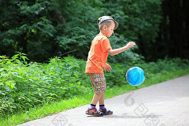男孩在户外公园里玩球。健康休闲时间