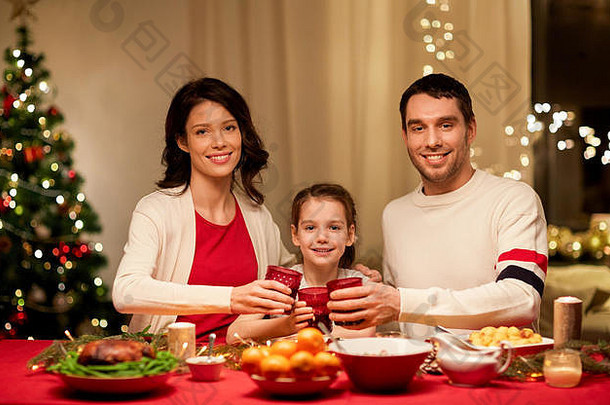 幸福家庭在家吃圣诞晚餐