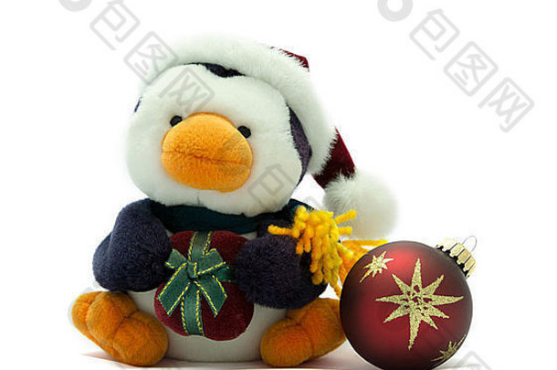 圣诞<strong>企鹅</strong>拿着一件礼物和一件红色圣诞装饰品