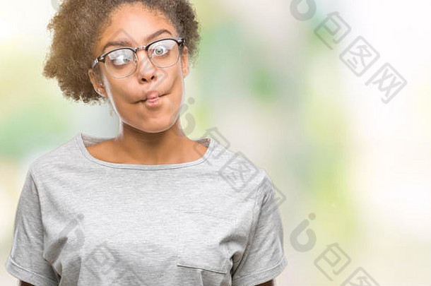 年轻的美国黑人妇女戴着眼镜，在孤立的背景下用嘴唇<strong>做鱼</strong>脸，疯狂而滑稽的手势。滑稽的表情。