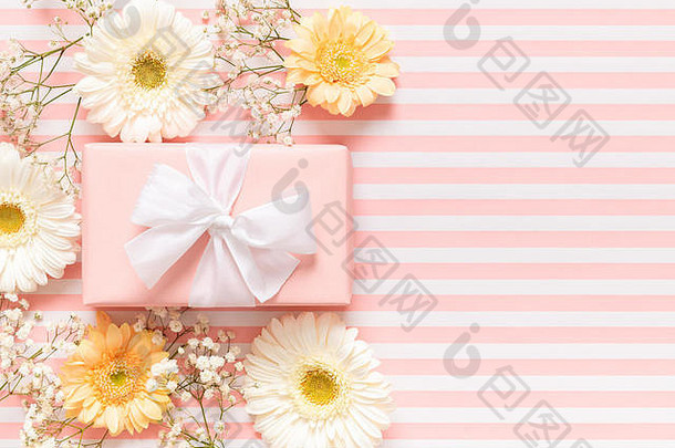 母亲节、妇女节、情人节或生日快乐粉色背景。花朵平铺贺卡，包装精美，赠送礼品