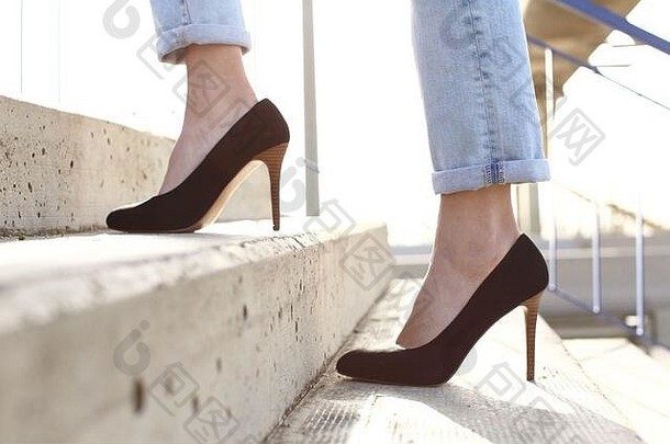 一边视图关闭女人腿穿高高跟鞋走楼梯