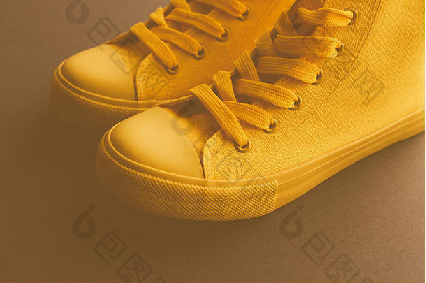 品牌黄色的运动鞋地板上复古的健美的青年生活方式鞋子概念复制空间