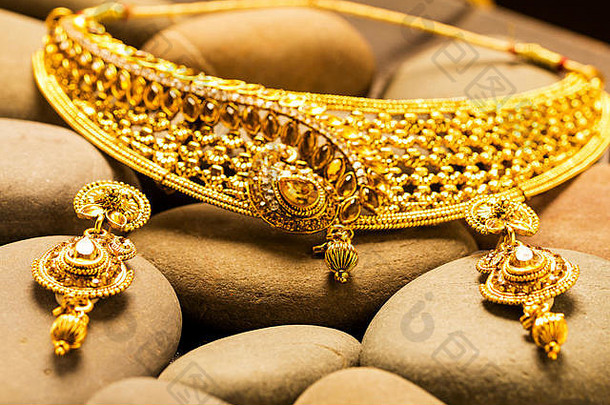 皇室贵重珠宝饰物金项链和耳环