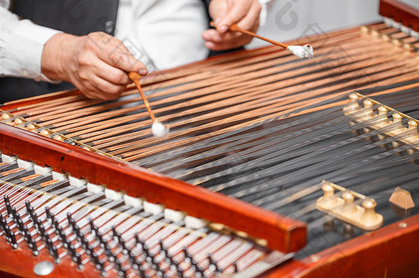 音乐家演奏古老的传统乐器