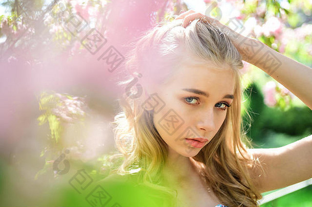 春天布鲁姆概念夫人公园春天一天女孩<strong>梦幻</strong>脸温柔的金发女郎紫罗兰色的花犹大树自然背景年轻的女人
