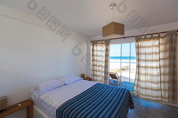 秘鲁萨尔邦，1月28日：房间内部带床，<strong>豪华</strong>浪漫的蜜月之地，海滩上美丽的平房，露台上的躺椅，v