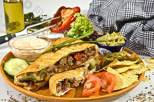 墨西哥玉米卷配猪肉、切达干酪和墨西哥辣椒