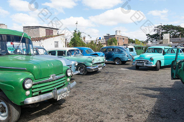 停在圣克拉拉市的美国经典汽车。古巴