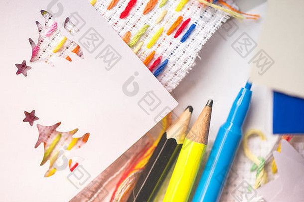 儿童创意工作坊。色彩鲜明的画笔、桌上的记号笔。刺绣面料采用手工刺绣的多彩元素。儿童学习