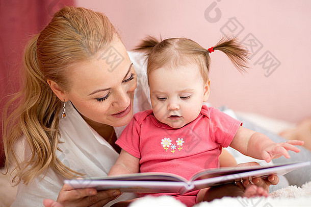 快乐的妈妈给小女孩读一本书