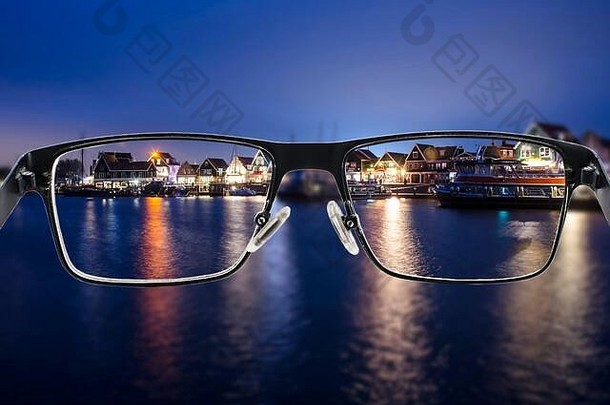 黑色的金属眼镜色彩斑斓的晚上城市景观眼镜人视觉障碍世界感知医疗条件