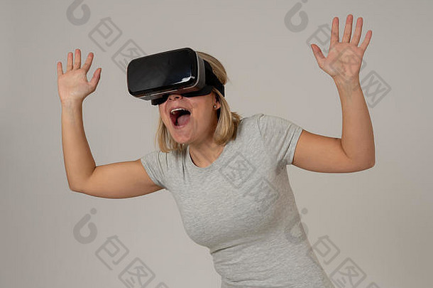 惊讶女人经验耳机眼镜感觉兴奋模拟探索虚拟现实使手势互动